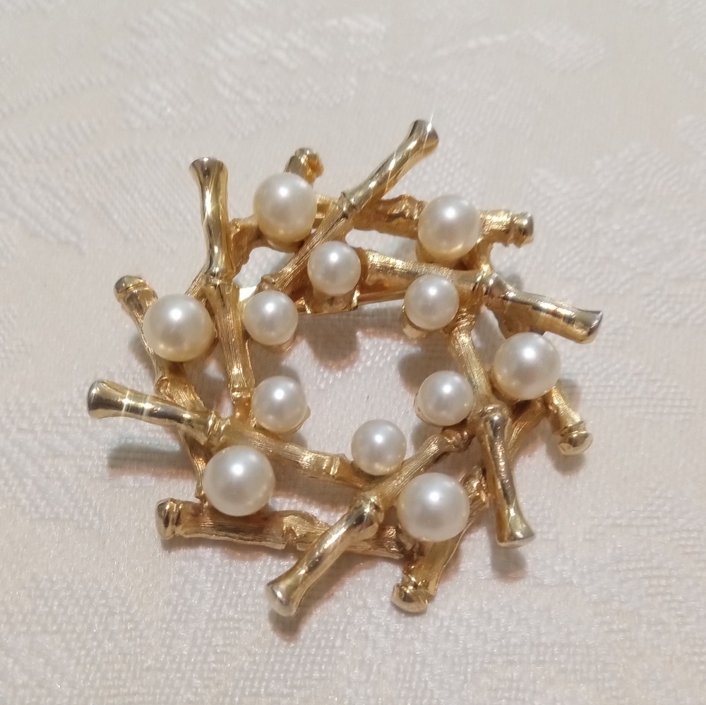 Vtg Faux‎ Pearl And Gold Tone Bamboo Wreath Brooch Pin 1.5"